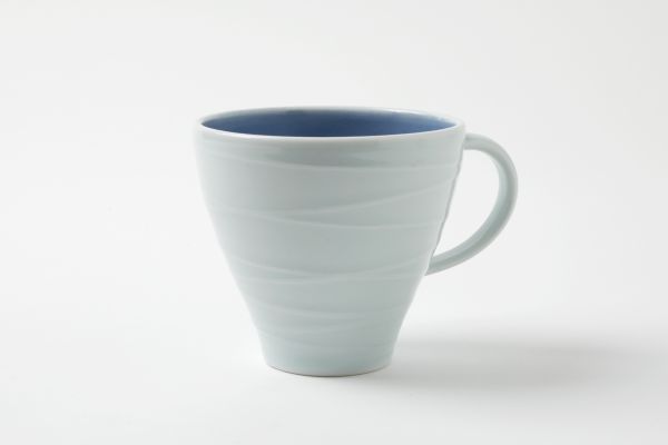 Henkelbecher, Linien, wolkenblau