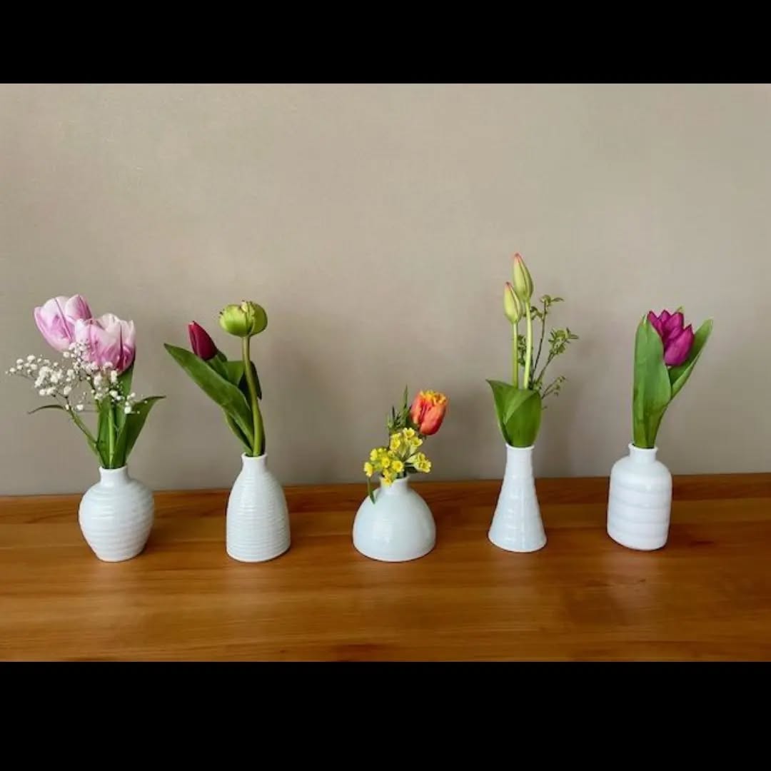 Unsere handgedrehten Tischväschen aus Porzellan zeigen sich von ihrer schönsten Seite. Mit Blumen aus dem eigenen Garten 💐 Und das Beste daran : Man sieht sein Gegenüber 😊

#keramik #ceramics #porzellan #porcelain #Steinzeug #stoneware #kunsthandwerk 
#töpferei  #pottery #handmade #handgemacht
#Tischväschen #Blumenvase #Blumenliebe
#shoplocal  #kauflokal  #kleinelädenunterstützen