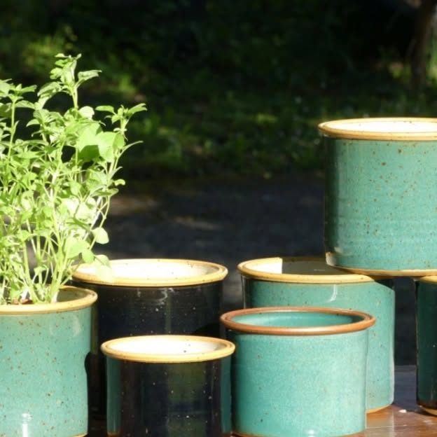 Tag der offenen Tür bei uns in der Werkstatt !!!
Samstag 29.Juni 24 von 12.00 bis 18.00 Uhr.
Wie immer freuen wir uns auf alle Besucher.
Also : Auf geht's ....

#Tagderoffenentür #keramik #ceramics 
#töpferei  #pottery  #Steinzeug  #stoneware 
#porzellan #porcelain #kleinelädenunterstützen 
#shoplocal  #übertopf #kunsthandwerk