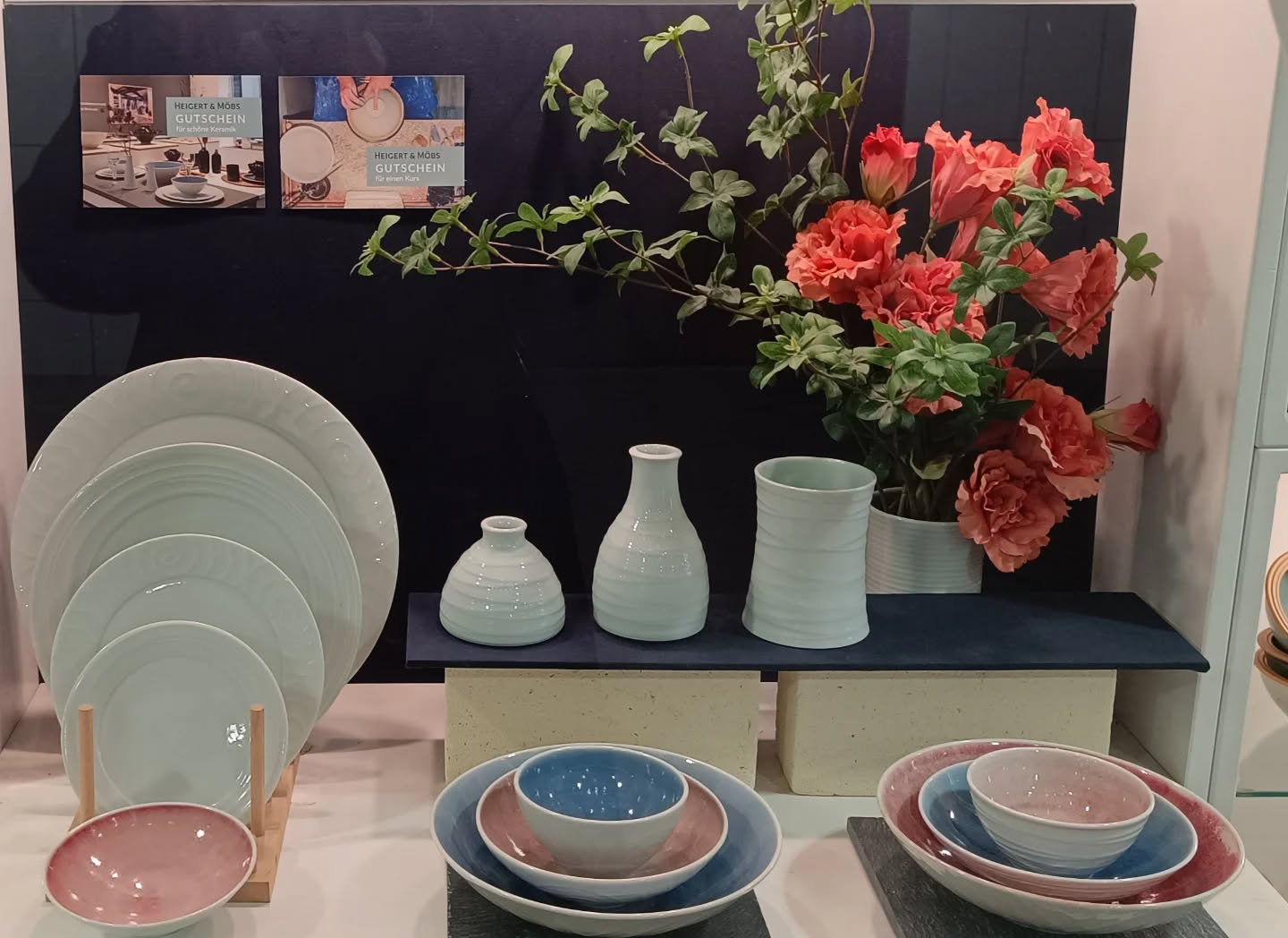 24 Stunden am Tag, kann man unsere Keramik/Porzellan anschauen. 
Wo? In unserer großen Vitrine im Zwischengeschosse der S Bahnstation Isartor in München. 
Oder einfach in unserer Werkstatt vorbei kommen 😊

#keramik  #ceramics #Porzellan #porcellain 
#kunsthandwek #craft  #handmade #einzelstücke #handgemachtesgeschirr 
#kleinelädenunterstützen  #shoplokal 
#tafelservice #